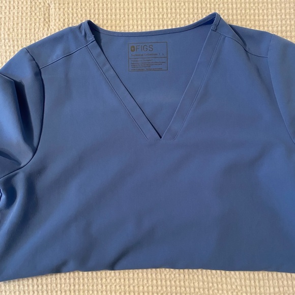 Women’s Figs Casma Three-Pocket Scrub Top - Picture 6 of 6